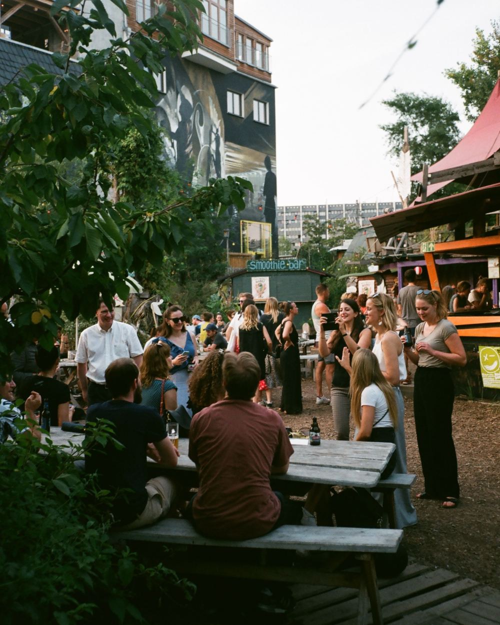 Abend im Berliner Biergarten, Bierbänke unter Lichterketten