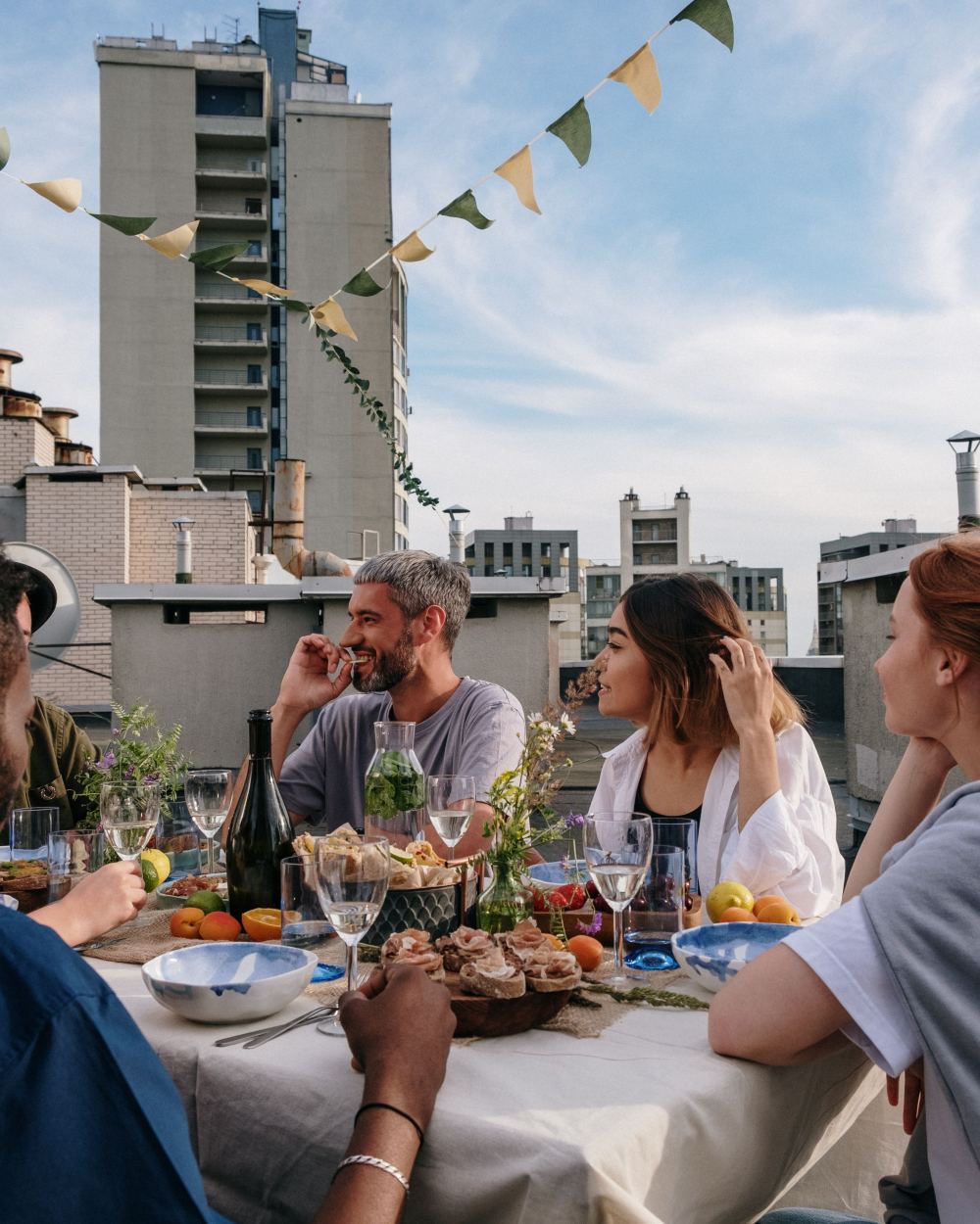 Gedeckter Tisch auf einer Dachterrasse über der Stadt